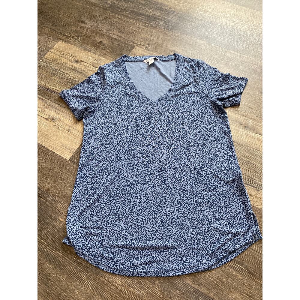 Athleta Breezy Scoop V-Neck Tee in Micro Cheetah Blue, M